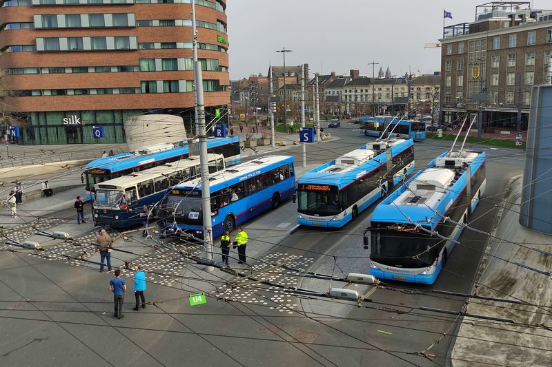 Rondrit met museumbussen door Arnhem